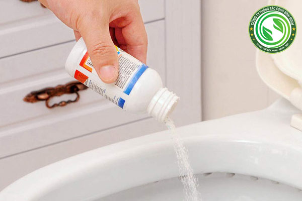 Dùng bột thông cống là cách giúp xử lý mùi hôi hố ga