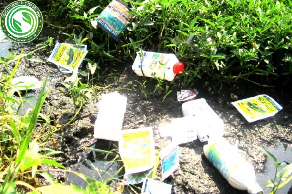 rác thải gây ra tình trạng ô nhiễm đất