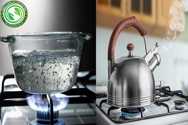 Cách tẩy vết mực bằng nước sôi