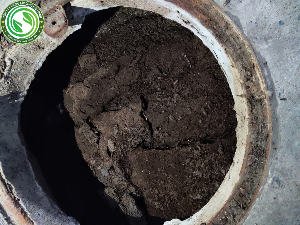 Hố ga chung cư bị đầy